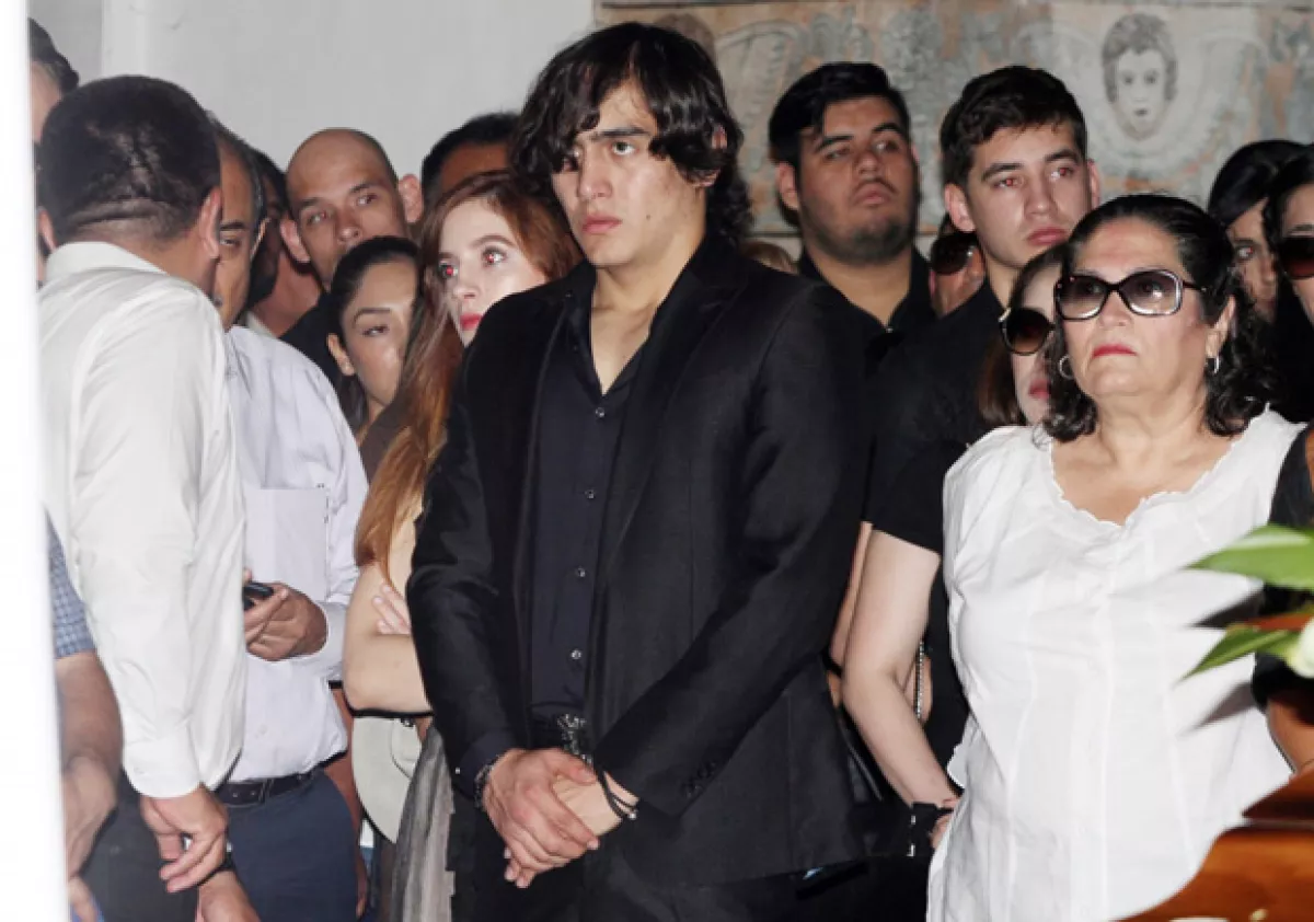 Joan Sebastian, según revelaron, murió en los brazos de su hijo Julián, siendo José Manuel quien le cerrara los ojos.