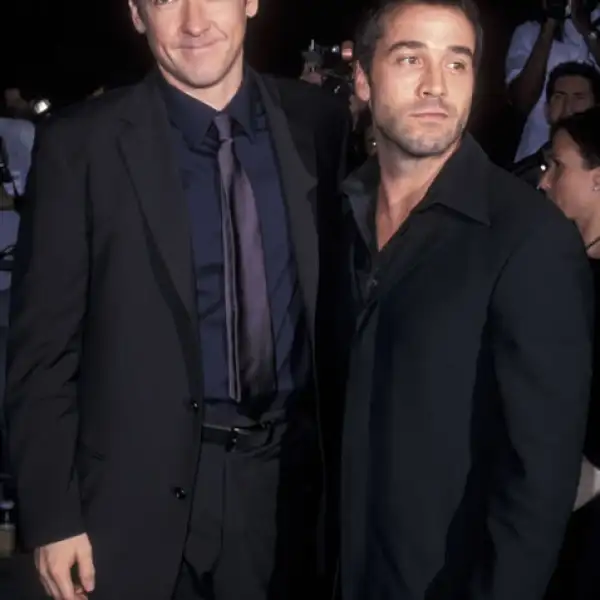 John Cusack y Jeremy Piven vivieron juntos en Chicago mientras estudiaban, sin embargo, esta experiencia terminó con su amistad, ya que cuando le preguntan a John sobre el tema, siempre lo evade.