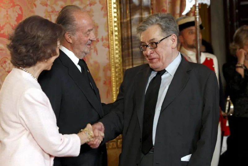 El escritor mexicano saludó a los reyes de España durante un almuerzo con representantes del mundo de las letras en el Palacio Real, de Madrid. También participó en la Lectura Continuada del Quijote.
