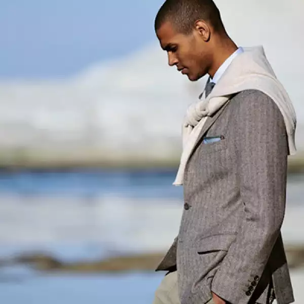 Puedes hacer una combinación con un traje formal y un sweater que sin duda te dará elegancia,