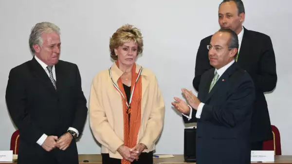 MÉXICO, D.F., 11DICIEMBRE2008.- Alejandro Marti y su esposa Mati Haik reciben de manos del presidente de México Felipe Calderon Hinojosa la medalla "suma cum laude" por la muerte de su hijo Fernando Marti, durante el premio Nacional de Derechos Humanos 2008.
FOTO: ISAAC ESQUIVEL/CUARTOSCURO.COM
