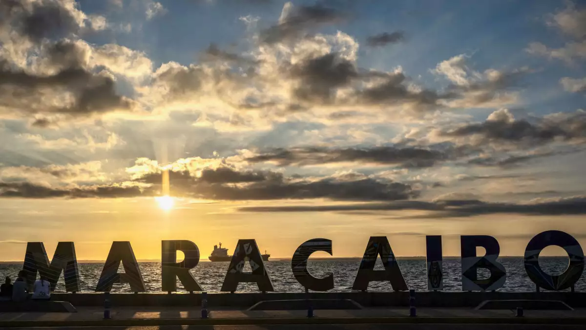 Esta vista muestra un letrero que dice ëMaracaiboí con un petrolero de crudo anclado en el lago Maracaibo en el fondo el 7 de enero de 2026.
