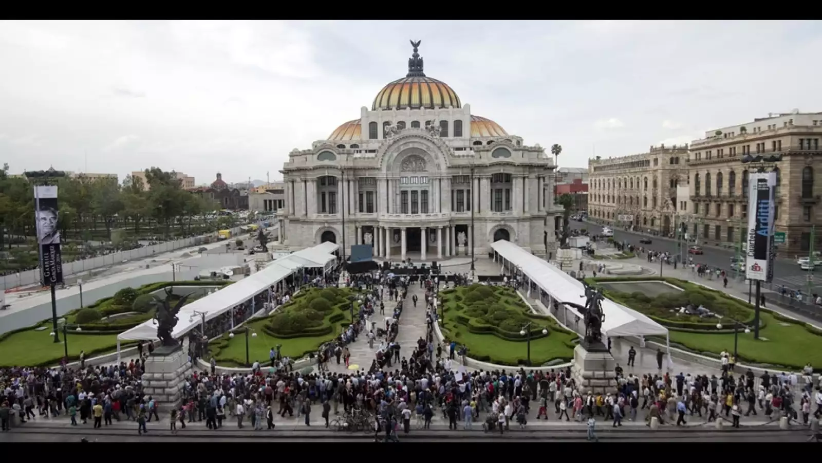 Filas de personas esperan afuera del Palacio de Bellas Artes en la Ciudad de México para acudir al homenaje de ?Gabo?