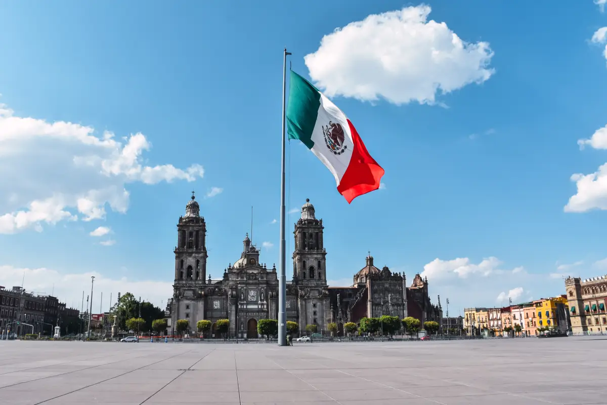 La bandera de México ondeando sobre la plancha del Zócalo capitalino. 
