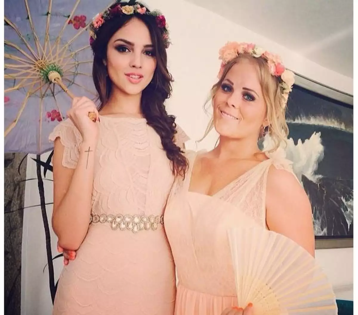 Eiza compartió esta imagen del día de la boda junto a su amiga Lucila Gaudiano.