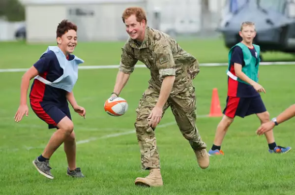 Es notoria la facilidad que Harry tiene con los niños, y busca que muchos de sus proyectos estén dedicados a ayudarlos.