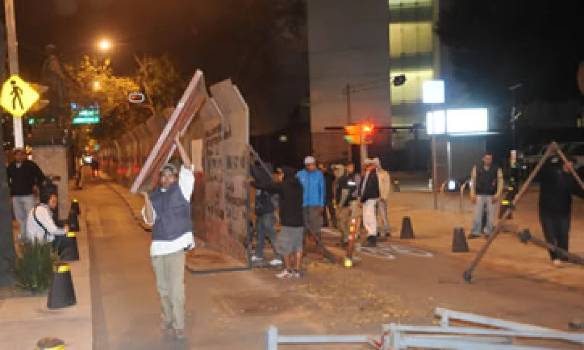 Las vallas en el Senado son retiradas luego de la aprobación de la reforma energética. (Foto: Cuartoscuro)