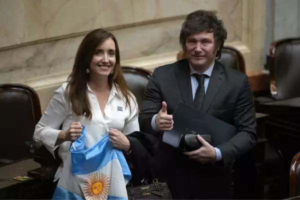 El presidente electo de Argentina Javier Milei (R) y la vicepresidenta- electa Victoria Villarruel hicieron un gesto al final de una sesión en el Congreso Argentino en Buenos Aires el 29 de noviembre de 2023, donde fueron declarados ganadores de la segunda vuelta electoral