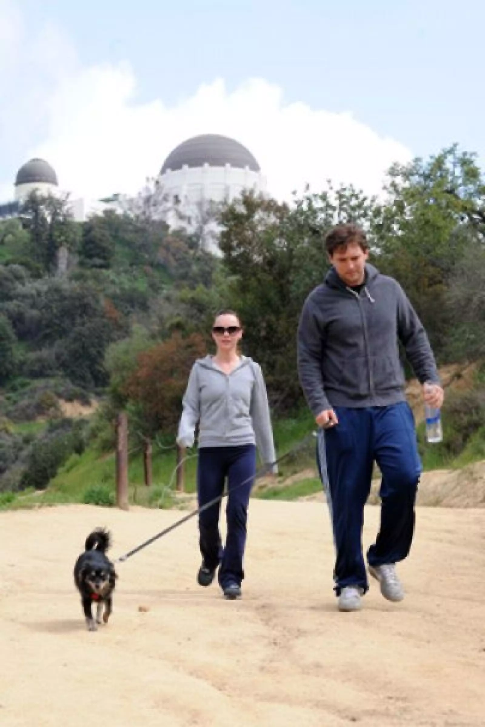 Christina Ricci y Owen Benjamin caminan con su perro en Los Feliz, California.