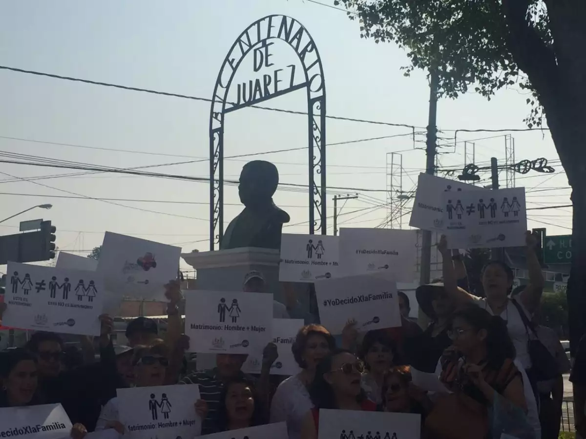 El Frente Nacional por la Familia, integrado principalmente por mujeres, se manifestó a las afueras de la oficina del tricolor estatal.