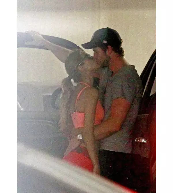 Liam y Eiza fueron captados divirtiéndose juntos primero en el Club VIP Bungalows, en Las Vegas, y posteriormente fueron vistos dándose besos en Los Ángeles.