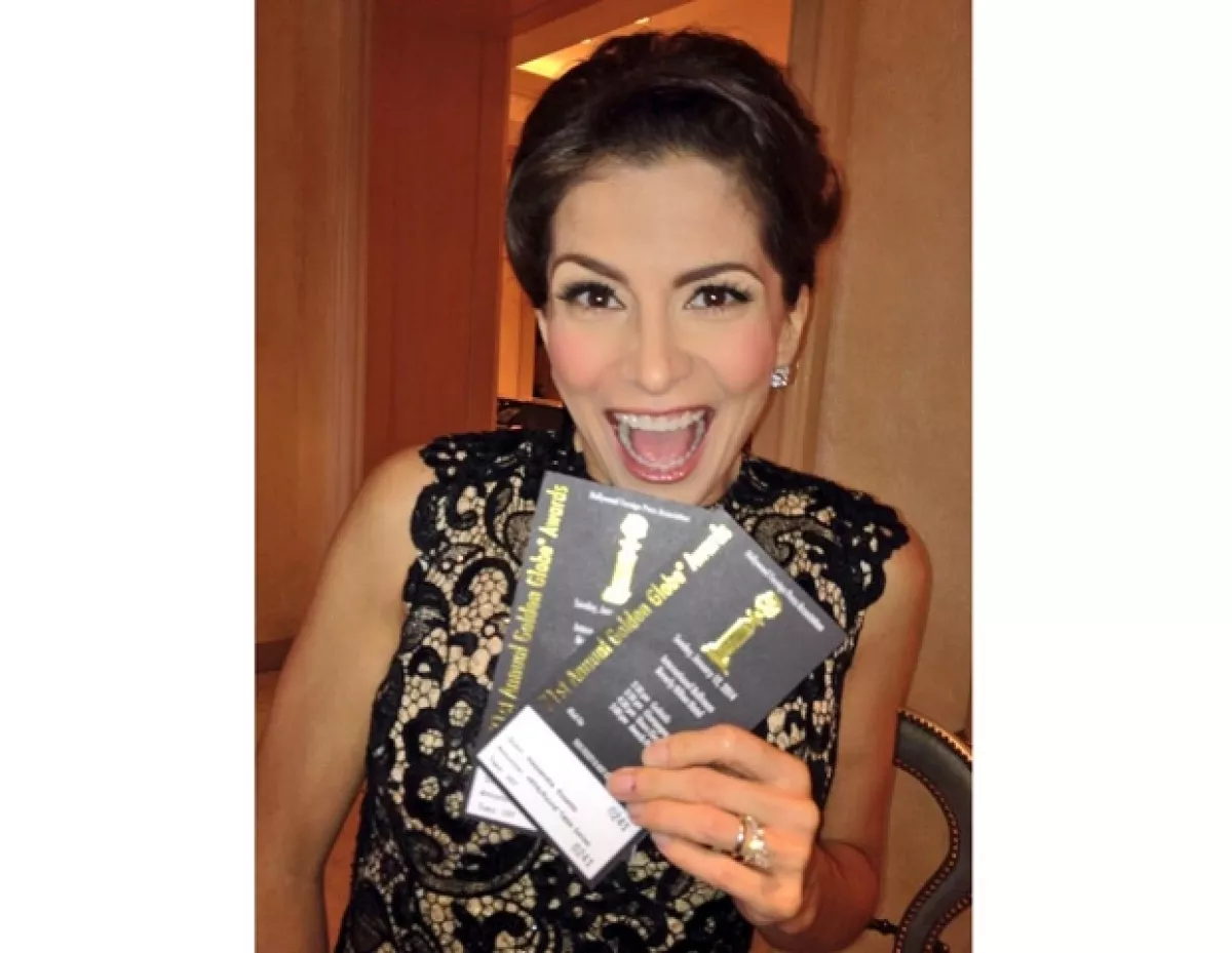 La cantante posando con los dos boletos.