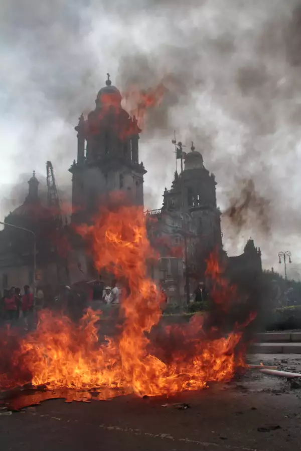 La plancha del Zócalo capitalino fue escenario de un enfrentamiento entre policías federales y un grupo de encapuchados.