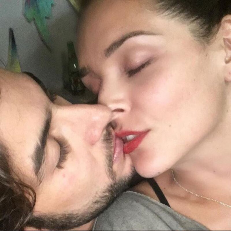 La pareja de actores ya no oculta su romance y compartieron en Instagram su fotografía más romántica hasta el momento.