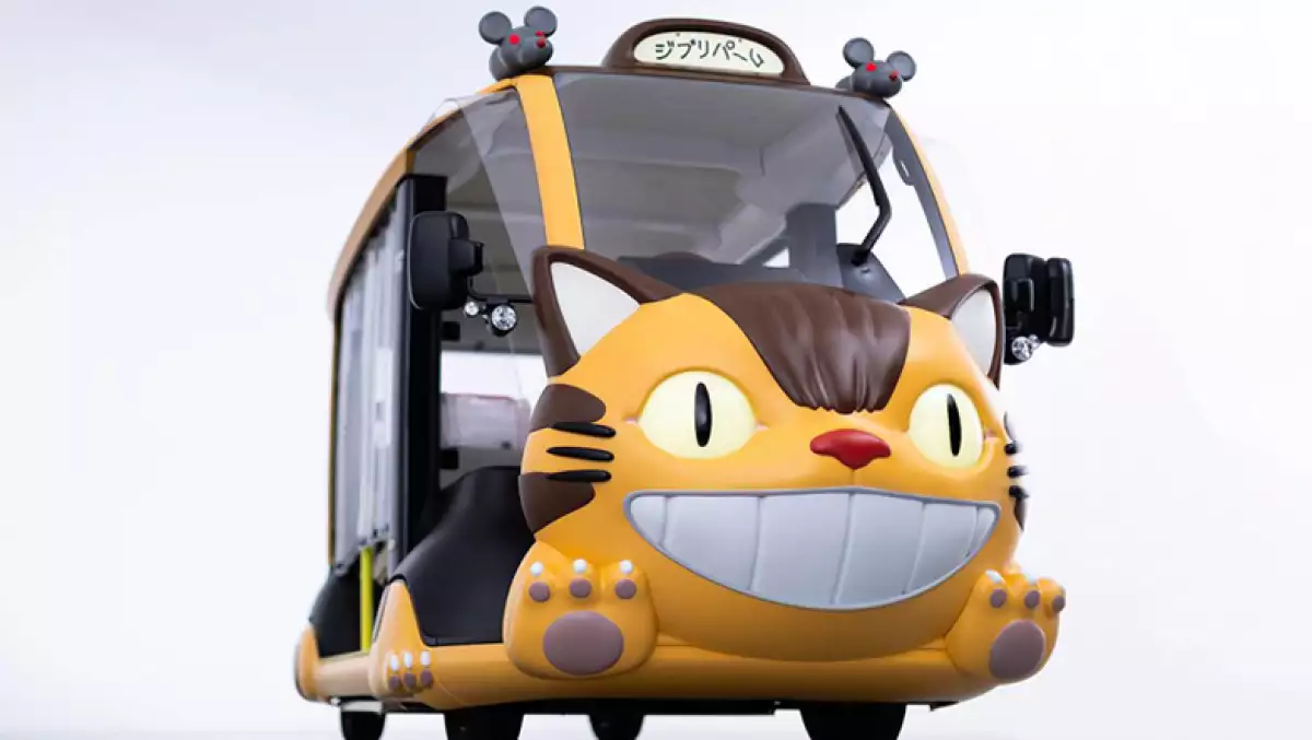 Vehículo con diseño de gato sonriente y ojos grandes