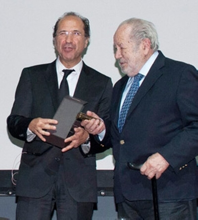 Don José Terán recibiendo su lingote.