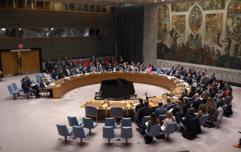 Los miembros del Consejo de Seguridad de las Naciones Unidas votan sobre una resolución que pide el desbloqueo del Estrecho de Ormuz, durante una reunión del Consejo de Seguridad de las Naciones Unidas sobre Irán y Oriente Medio en la sede de la ONU en Nueva York el 7 de abril de 2026. 