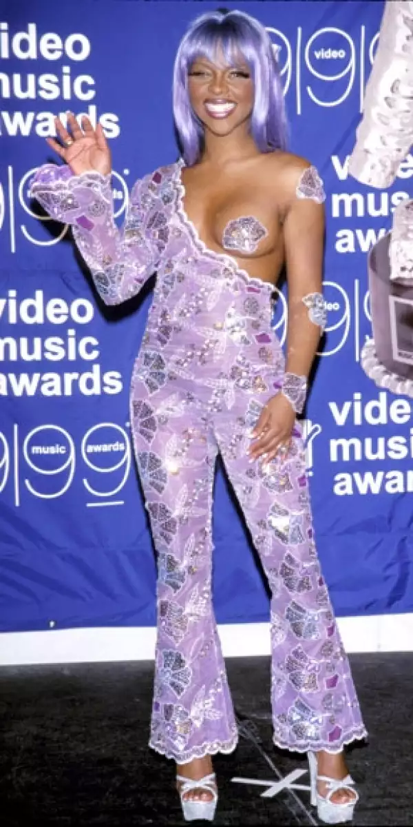 Lil Kim llamó la atención en los VMAÂ´s de 1999 por este traje.