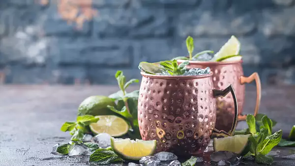 Las bebidas que se pueden mezclar con alcohol y los hard seltzer van ganando mercado en México.  (iStock)