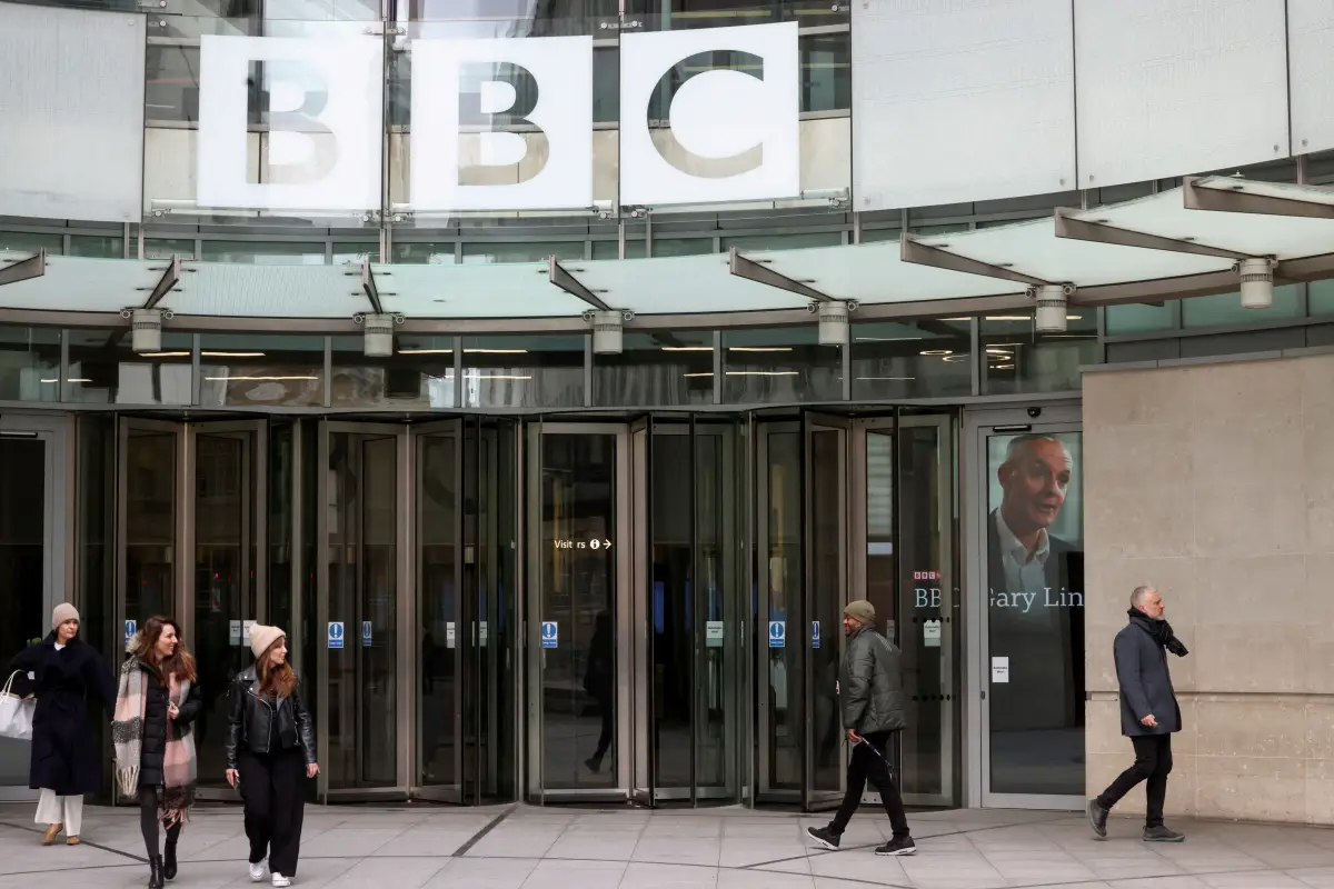 Una imagen del director general de la British Broadcasting Corporation (BBC), Tim Davie, se ve a través de la puerta de la sede de la BBC en Londres, Gran Bretaña, el 13 de marzo de 2023.