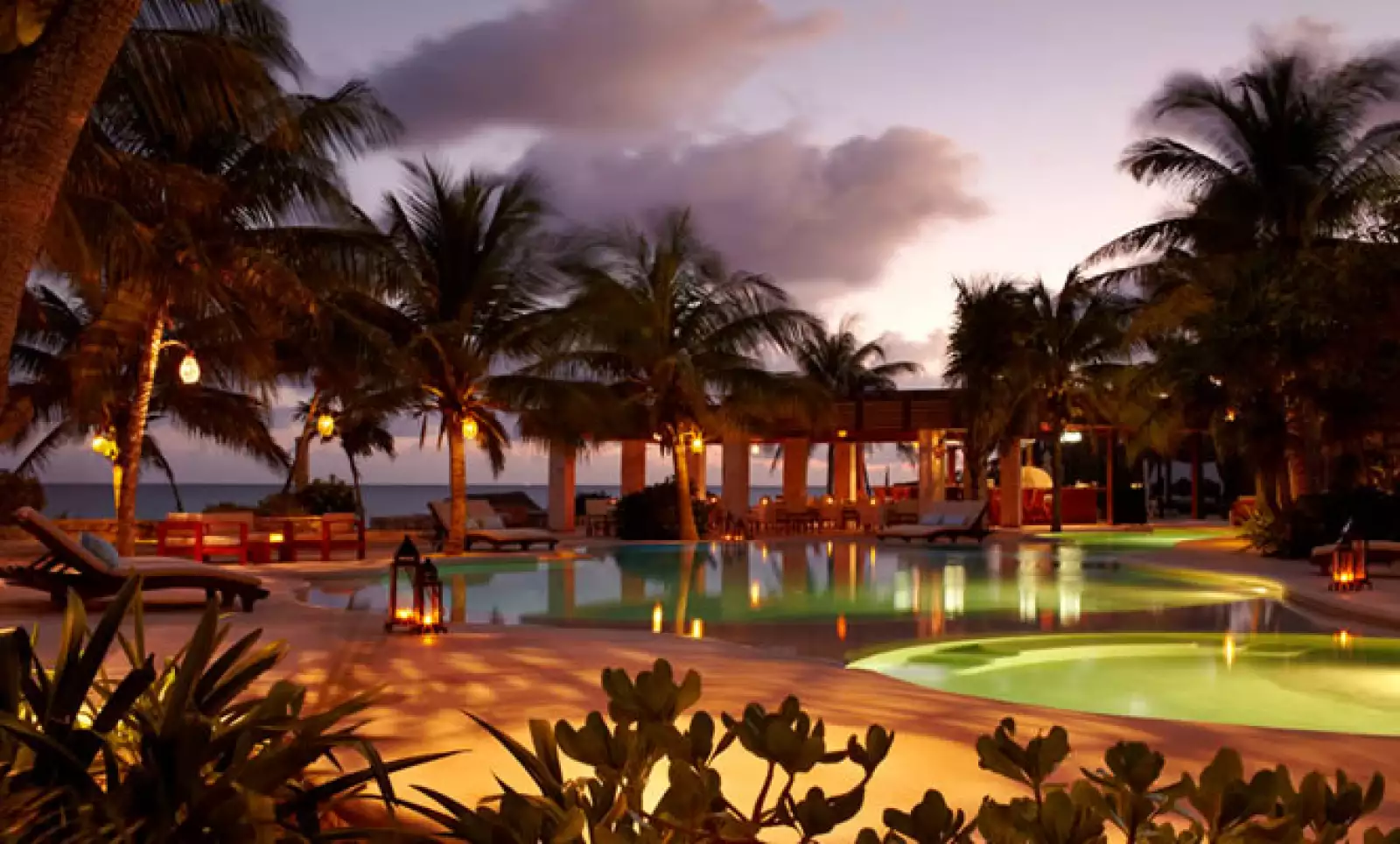 Viceroy Riviera Maya es un exclusivo resort de lujo situado en las turquesas aguas del Caribe y sumergido en la enigmática selva de este locación.