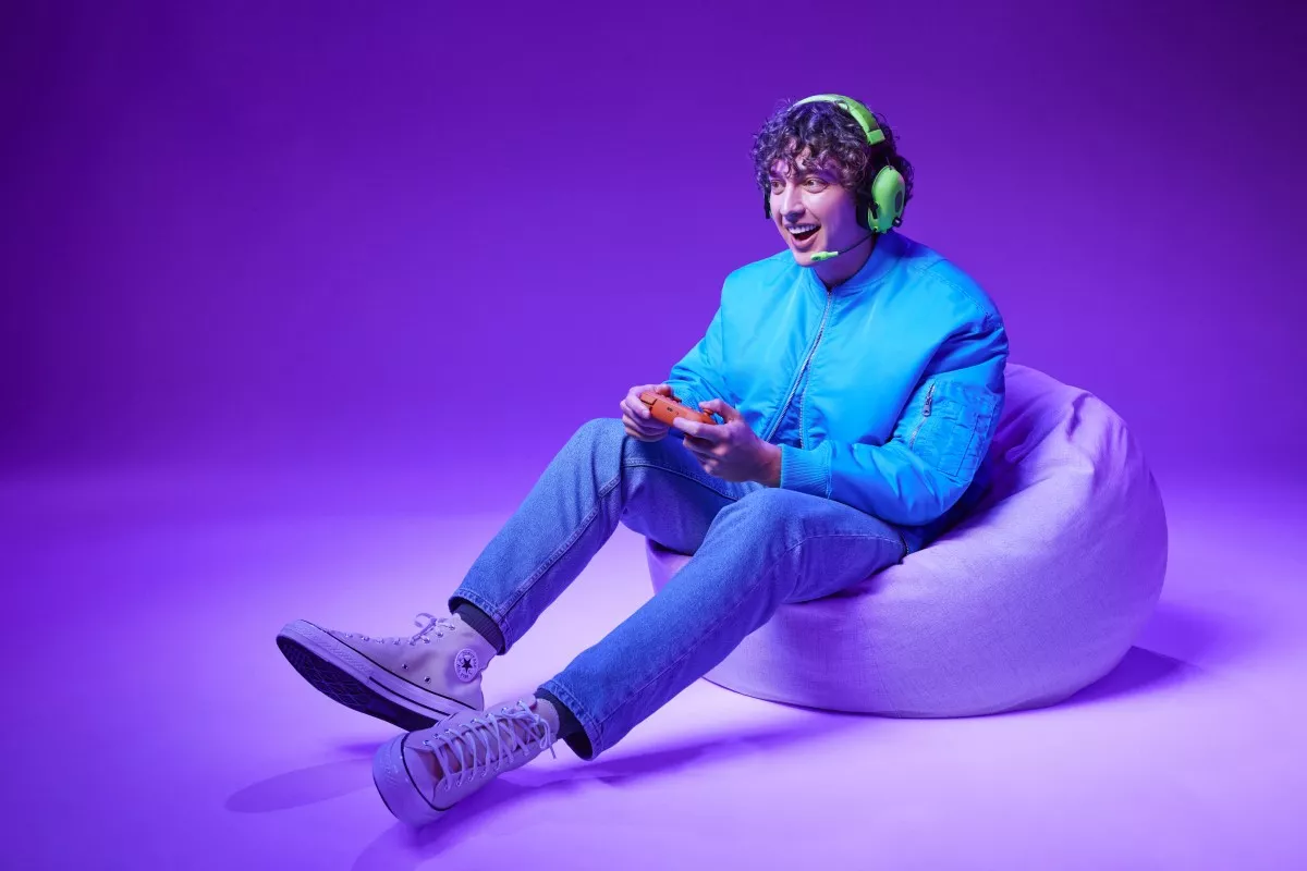 U  joven está jugando  videojuegos y disfrutando de pertenecer a un fandom