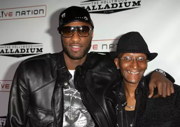 Lamar Odom y su padre Joe en 2008 en California.