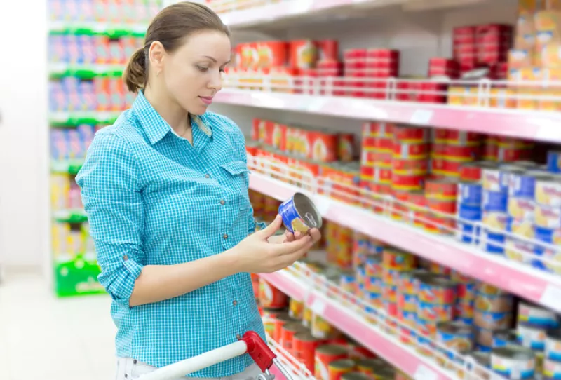 Consumidor que revisa latas 