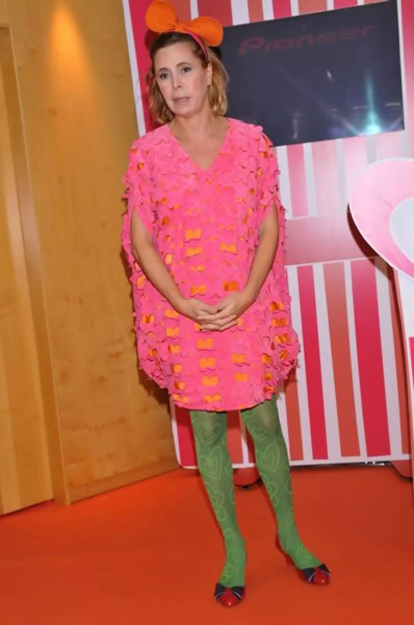 La diseñadora de ropa española Agatha Ruiz tiene un estilo muy peculiar al vestir mismo que no excluye en sus pasarelas.