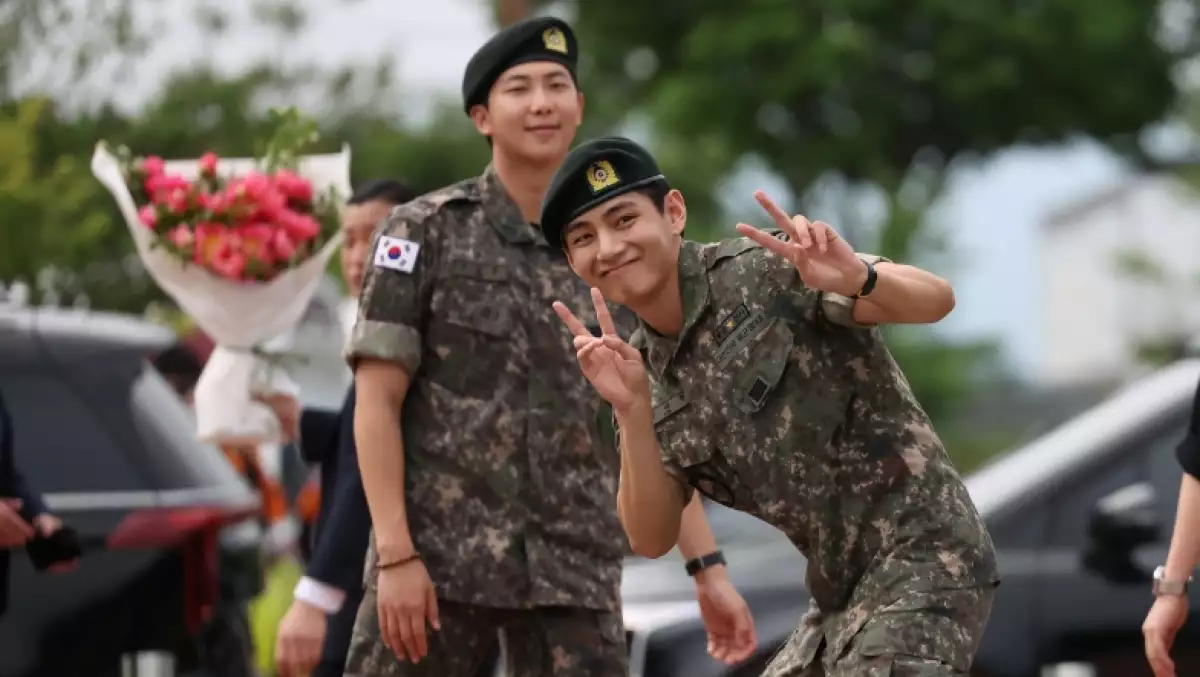 rm y v de bts concluyen su servicio militar