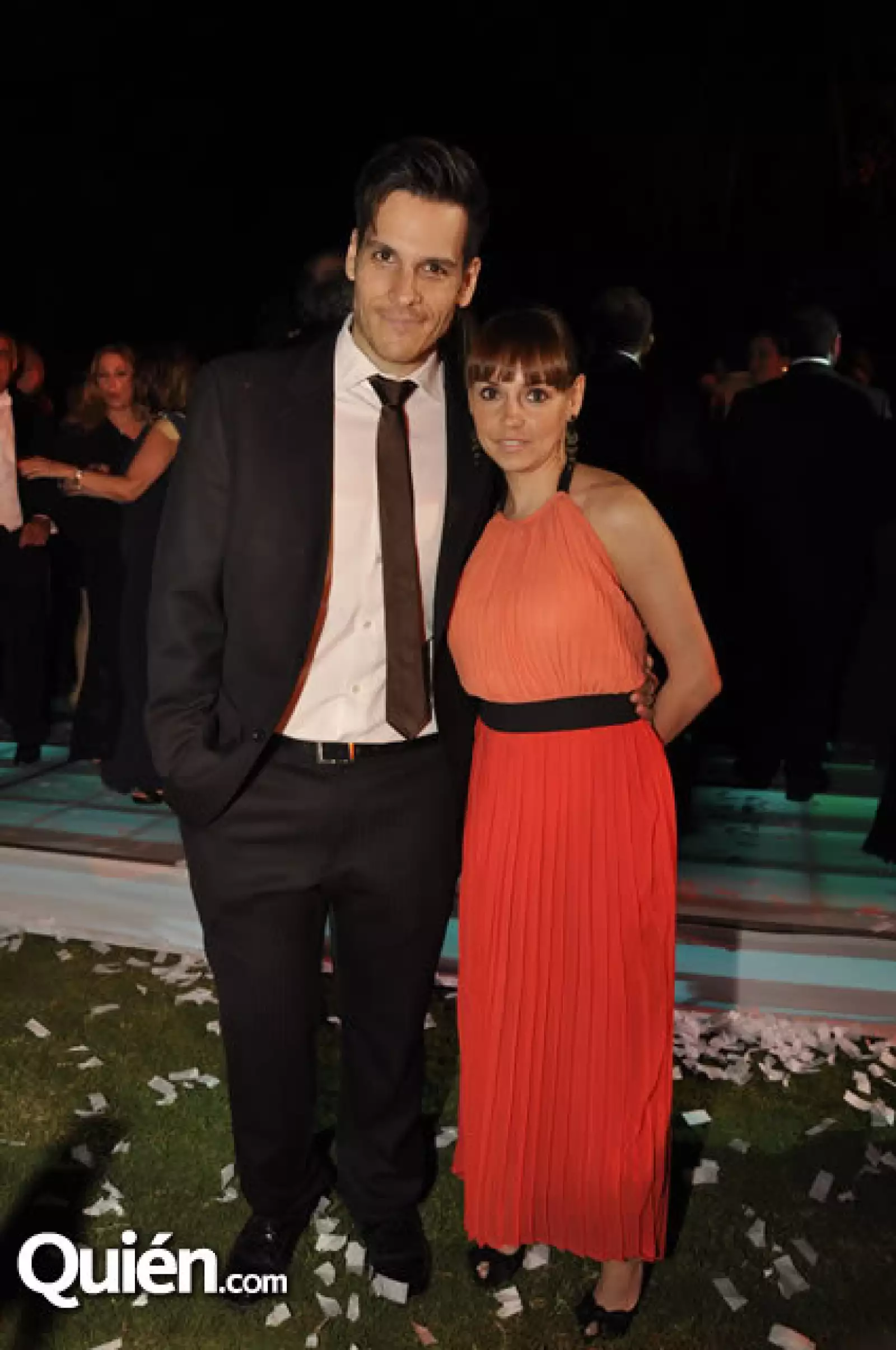 Un vestido de dos colores con un cinturón en un tono contrastante siempre te hará lucir muy cómoda y fashion, como ocurrió con Gloria Díaz.