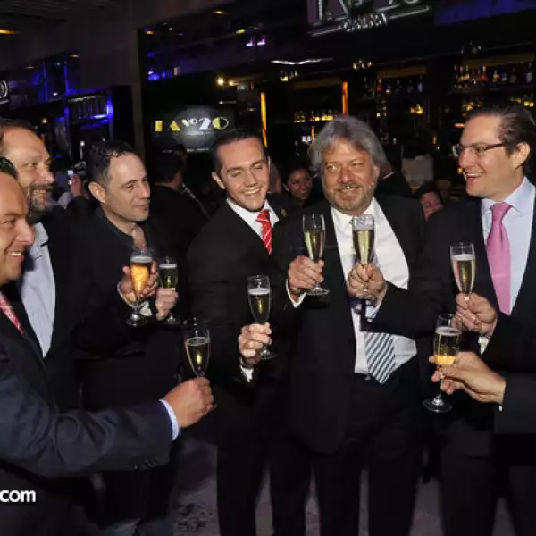 Un brindis por el éxito de los negocios