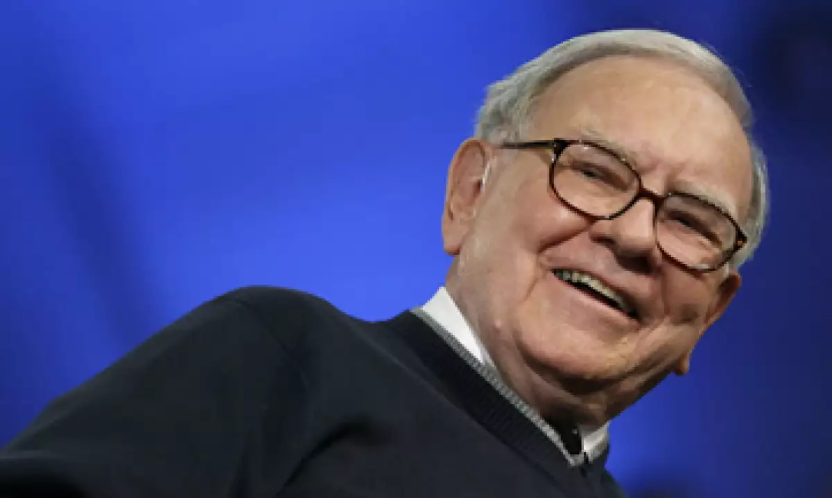 Warren Buffett hizo un paseo previo a la reunión por el piso del centro de convenciones. (Foto: Reuters)