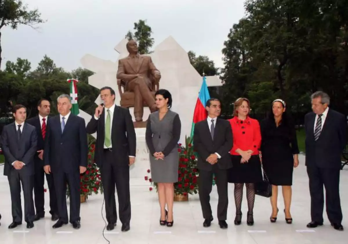 Estatua Heydar Aliyev