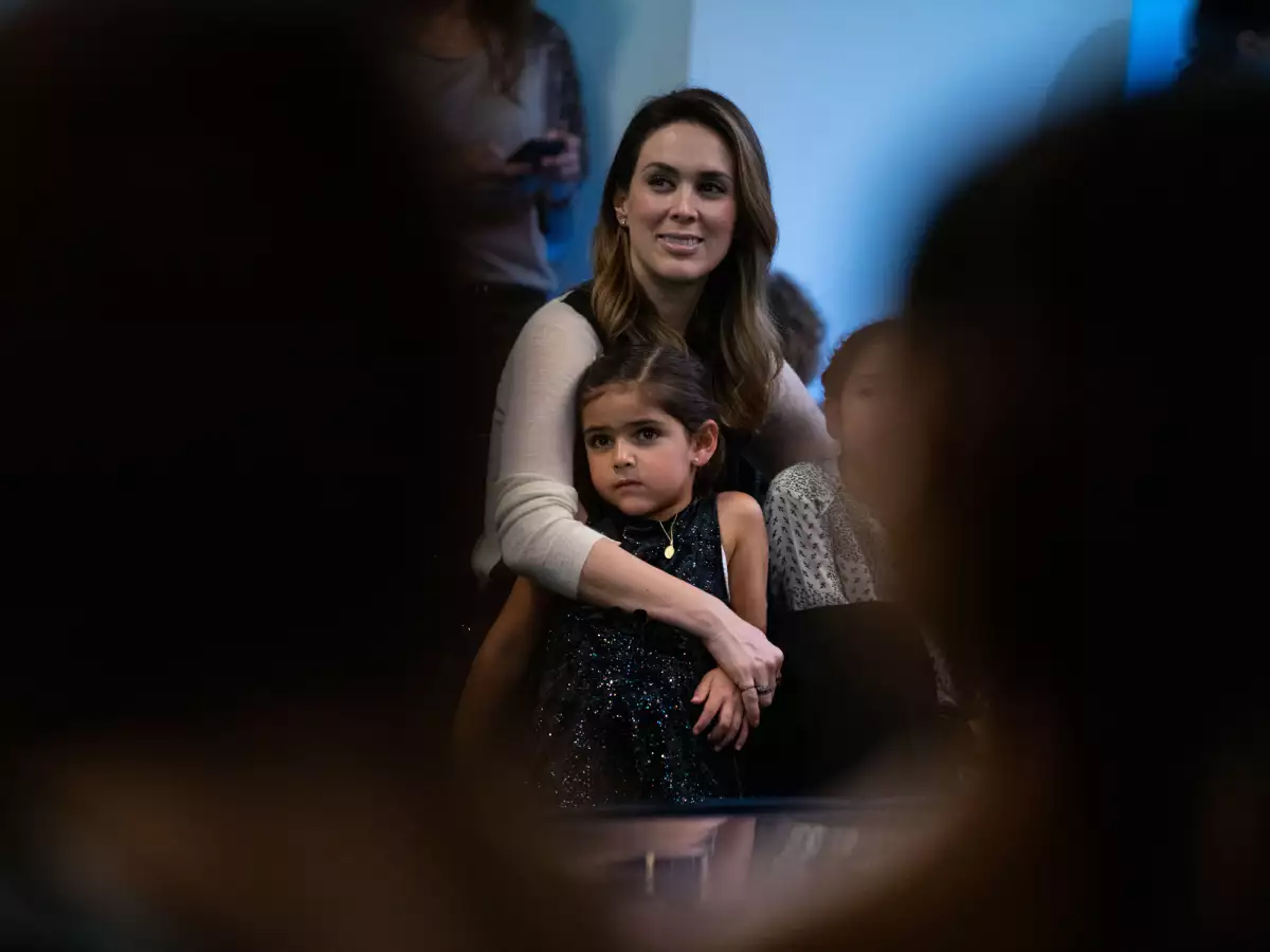 Jacky Bracamontes asistió con dos de sus hijas.