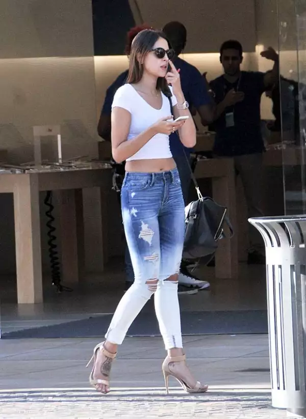 La actriz de 24 años lució muy sexy con jeans rotos y un top blanco que evidenció su torneada silueta y sus largas piernas.