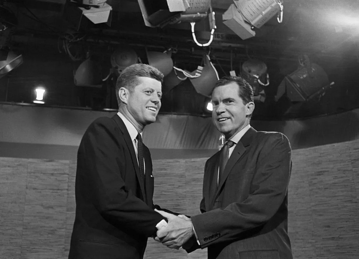 Los candidatos presidenciales John F. Kennedy y Richard Nixon se dan la mano después de su debate televisado del 7 de octubre de 1960. Los dos oponentes continuaron su debate después de que las cámaras se hubieran detenido.