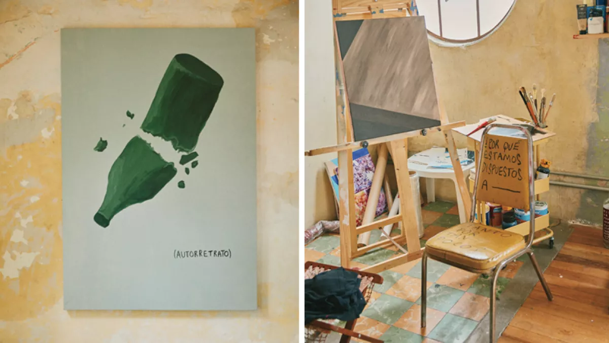 Foto del artista mexicano Román de Castro y sus obras.