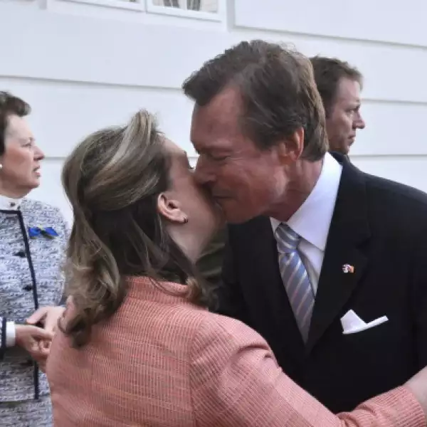 Aunque no son muy cariñosos en público, la Duquesa María Teresa no puede evitar su sangre cubana y ser cariñosa con su esposo, el Gran Duque.