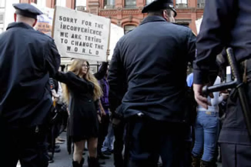 En California, la policía usó altavoces y granadas para dispersar a los inconformes de Occupy Wall Street. (Foto: AP)