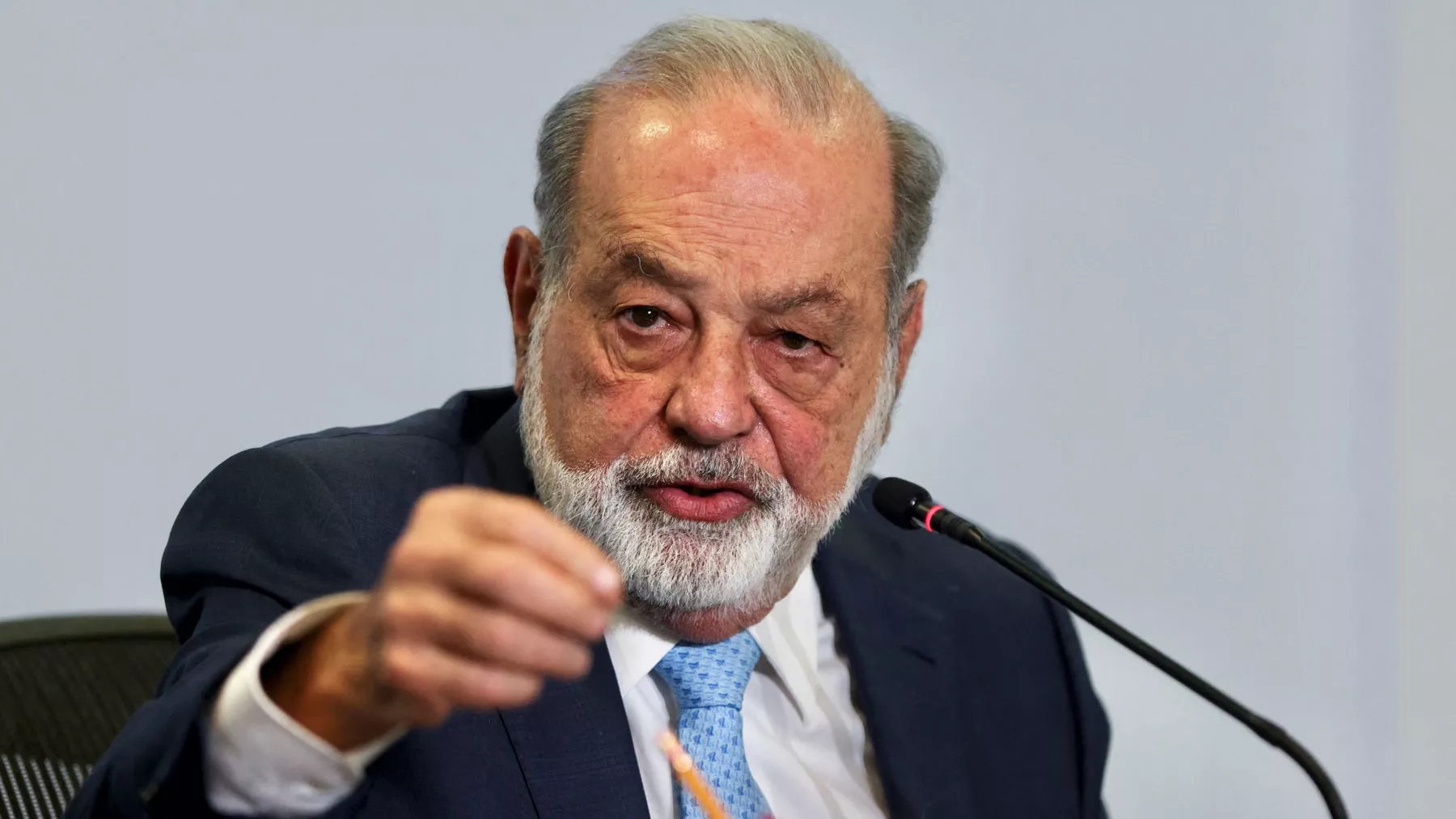 Carlos Slim critica a IFT y gobiernos por frenar TV de paga de Telmex