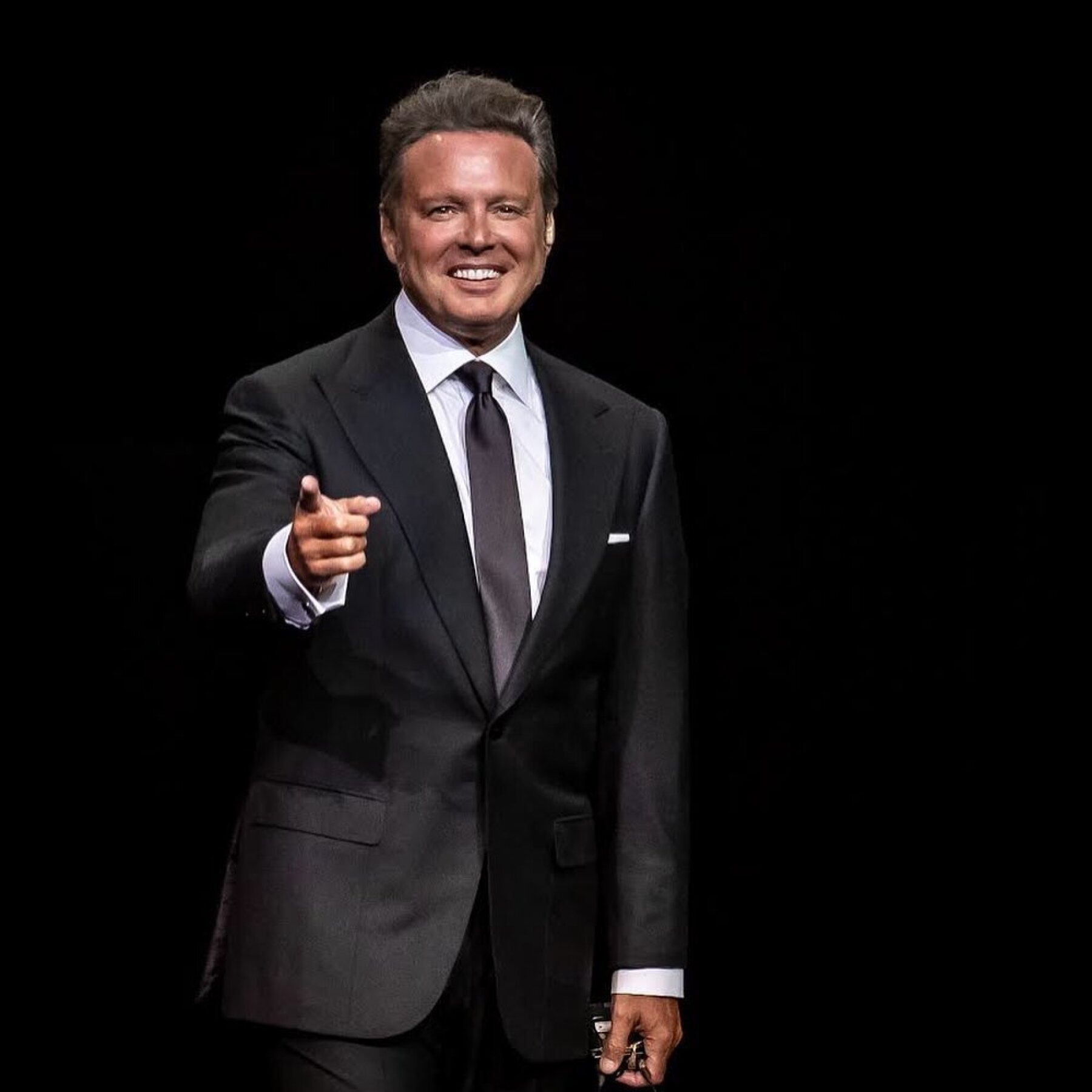 Asi Es Como Pasa La Cuarentena Luis Miguel
