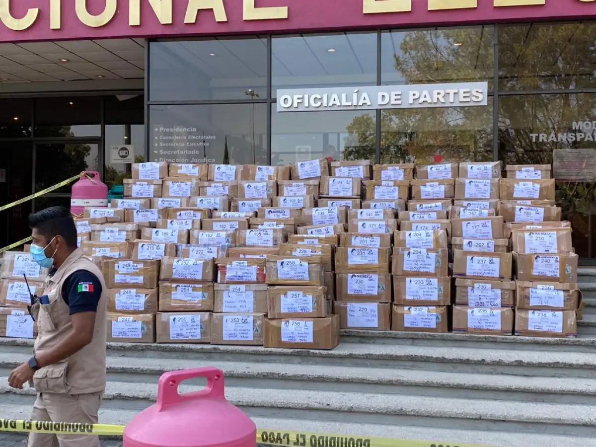 Entrega de firmas en el INE