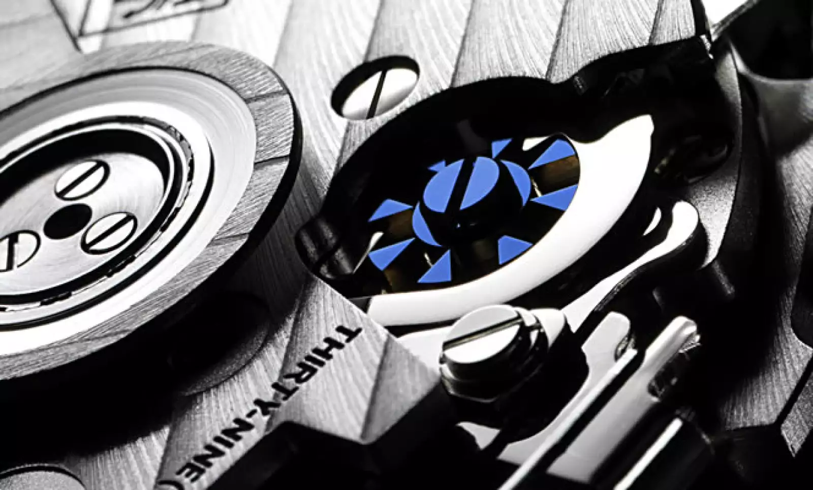 Fiel a su inspiración, está compuesto de una rediseñada versión del patentado piñón oscilante 1887 de la marca y una rueda de columna.