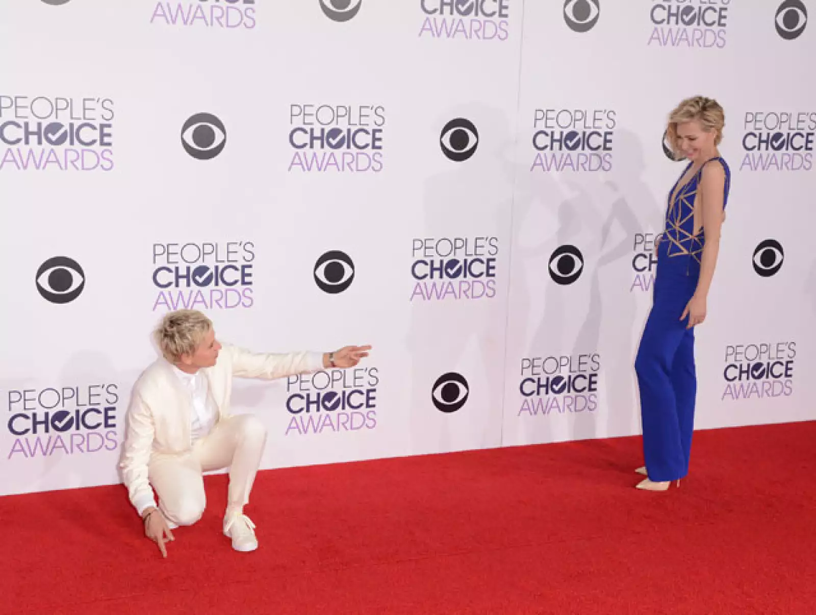 Ellen De Generes y Portia De Rossi se dieron un minuto para posar de forma muy divertida a su paso por la red carpet.