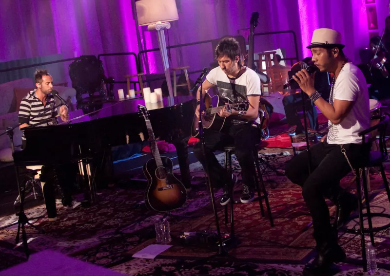 Tr3s: MTV Musica y Mas Camila Unplugged Performance