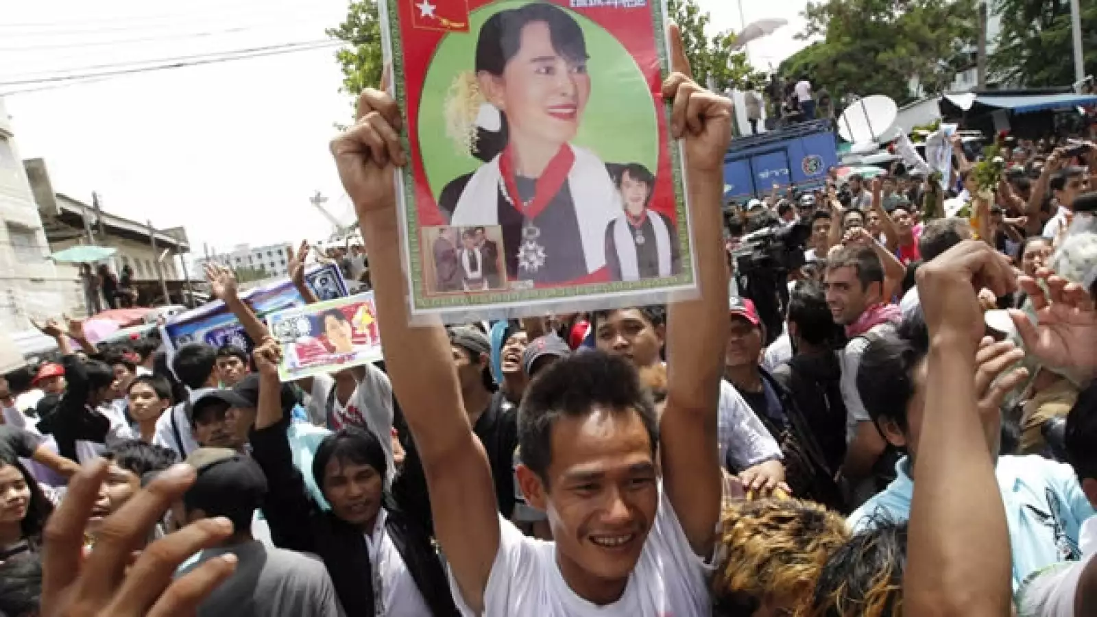 multitud recibie a suu kyi