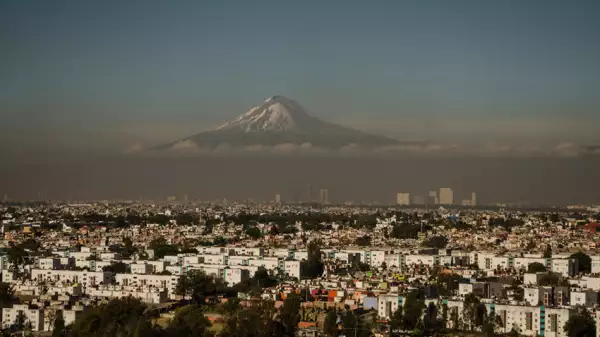 El aire limpio se compone, en su mayoría, de nitrógeno y oxígeno;