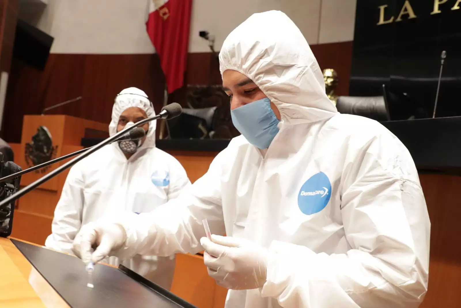 Trabajadores especializados realizaron un proceso de sanitización en el salón de plenos del Senado de la República