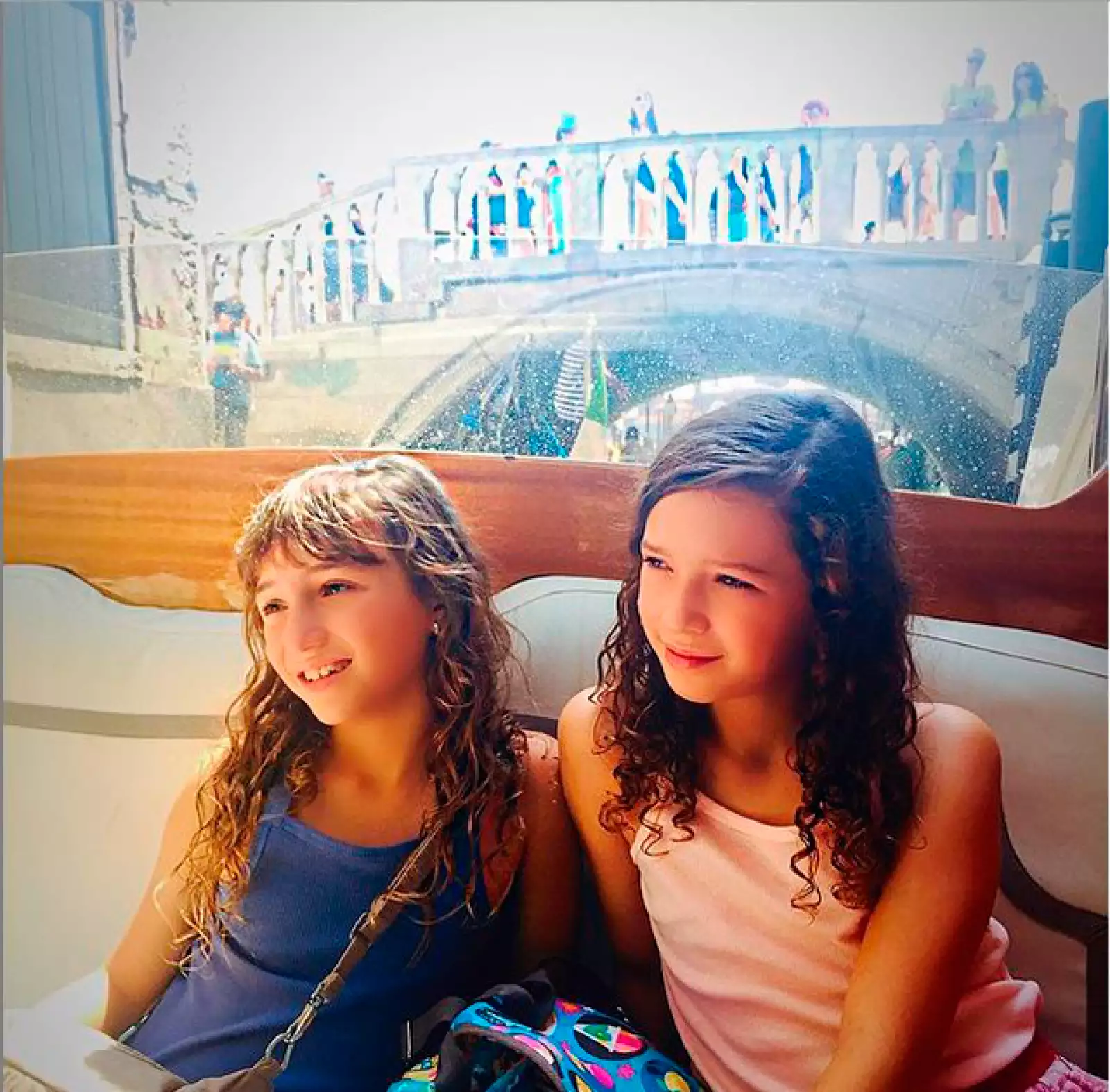 Orgullosa de sus hijas, Andrea posteó esta imagen. #BFF Amigas Para Siempre Hermanas Amor Eterno #MíaYNina #BucketList, posteó al pie de la imagen.